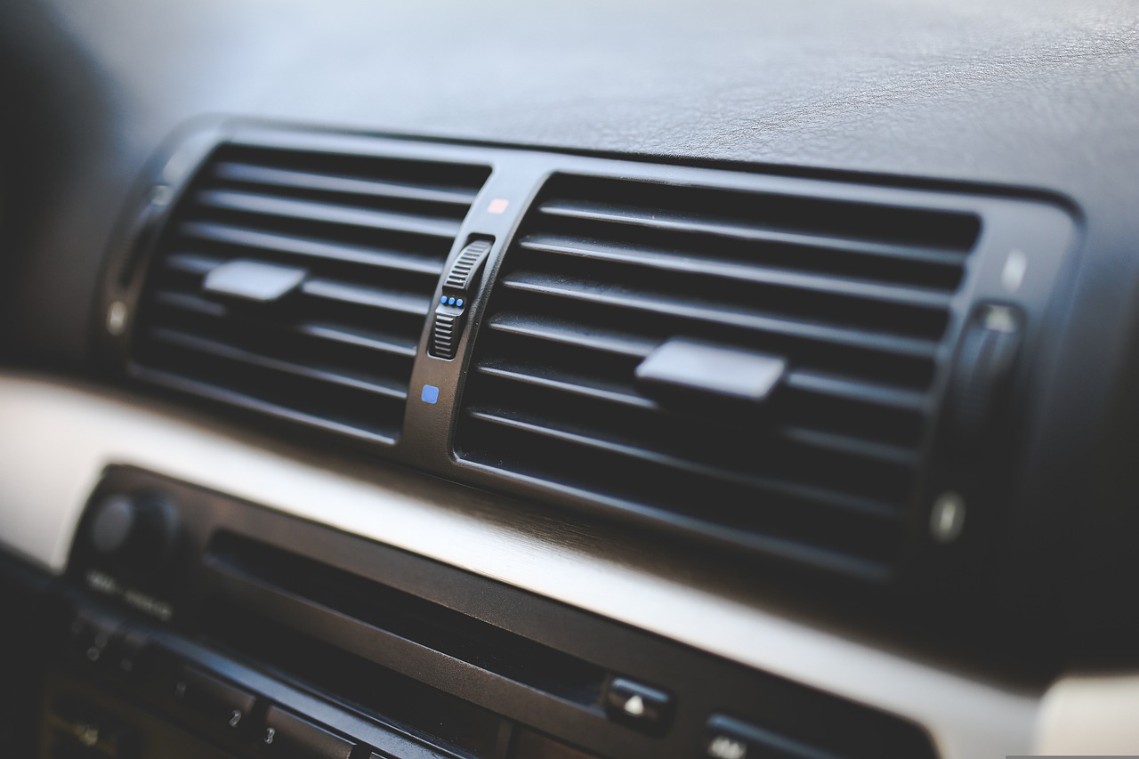 Jak dbać o system klimatyzacji w samochodzie: Porady dotyczące konserwacji i czyszczenia