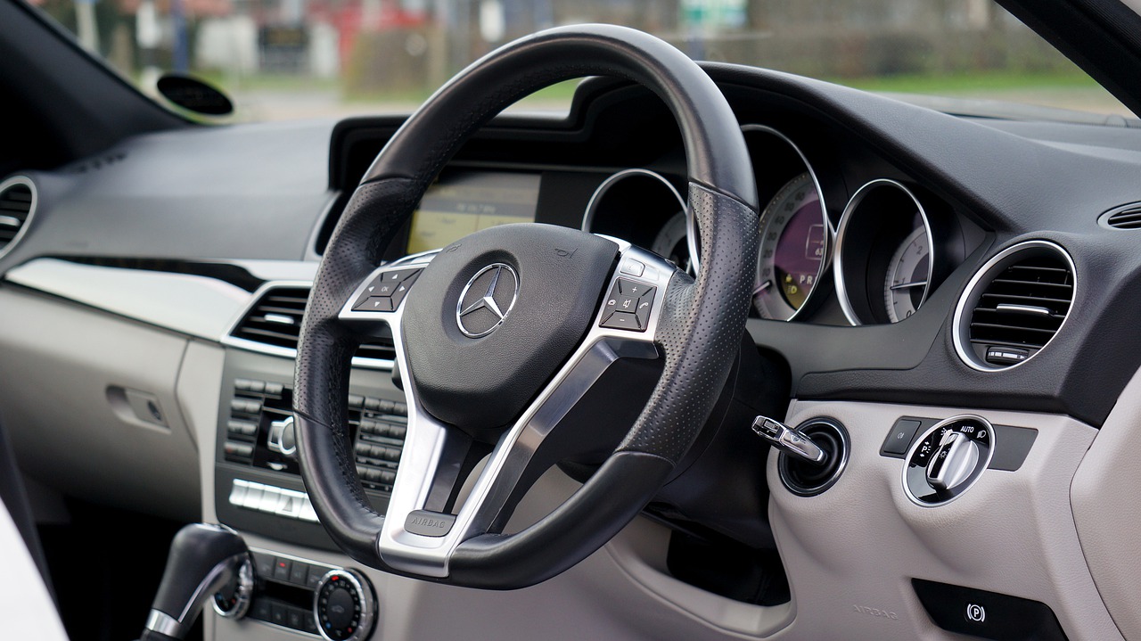 Najnowsze trendy w motoryzacyjnych gadżetach: Jakie akcesoria ułatwiają życie kierowcy